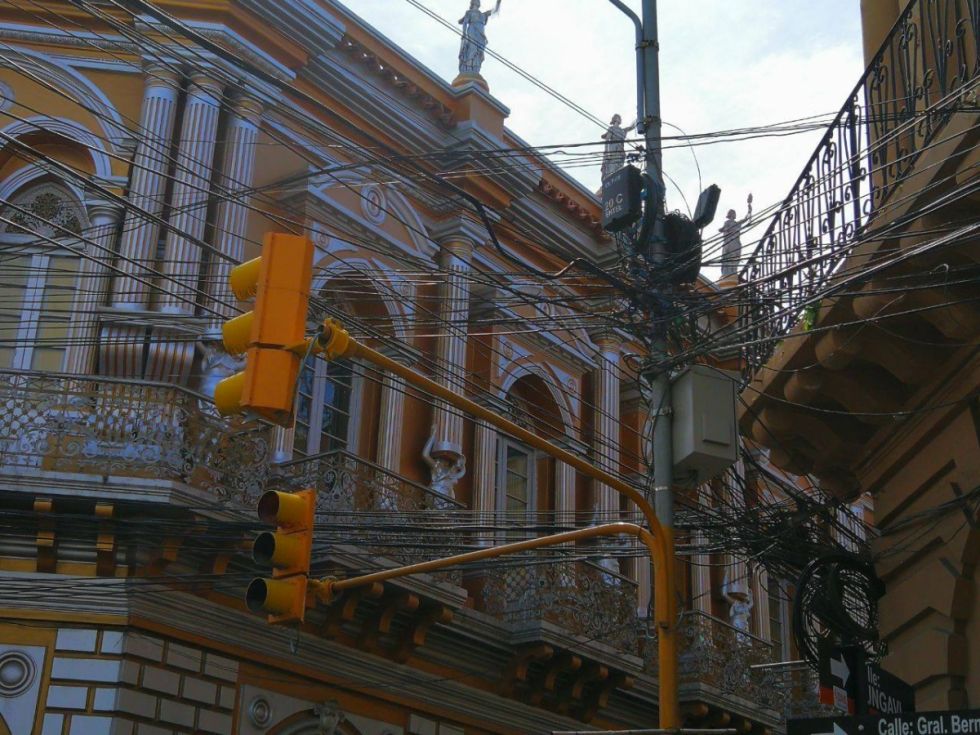 ATT: Desde mayo las empresas deben retirar la maraña de cables 
