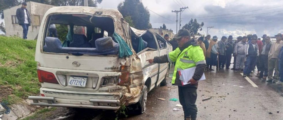 Aparatoso accidente deja una persona muerta y siete heridas en la carretera La Paz-Copacabana