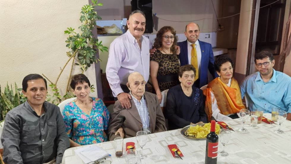 (arriba) El coronel Edgar Rendón, Rita y Carlos Ponce de León, (abajo) Enrique, Ana, Heby, Olga, Hilda Romero y Jhonny Ponce de León.