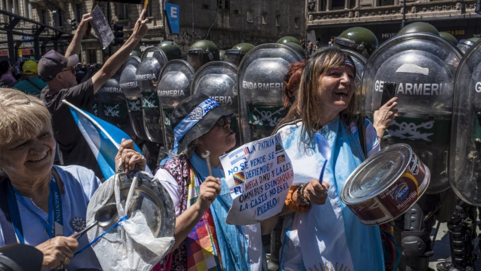 Docentes toman las calles contra los recortes de Milei