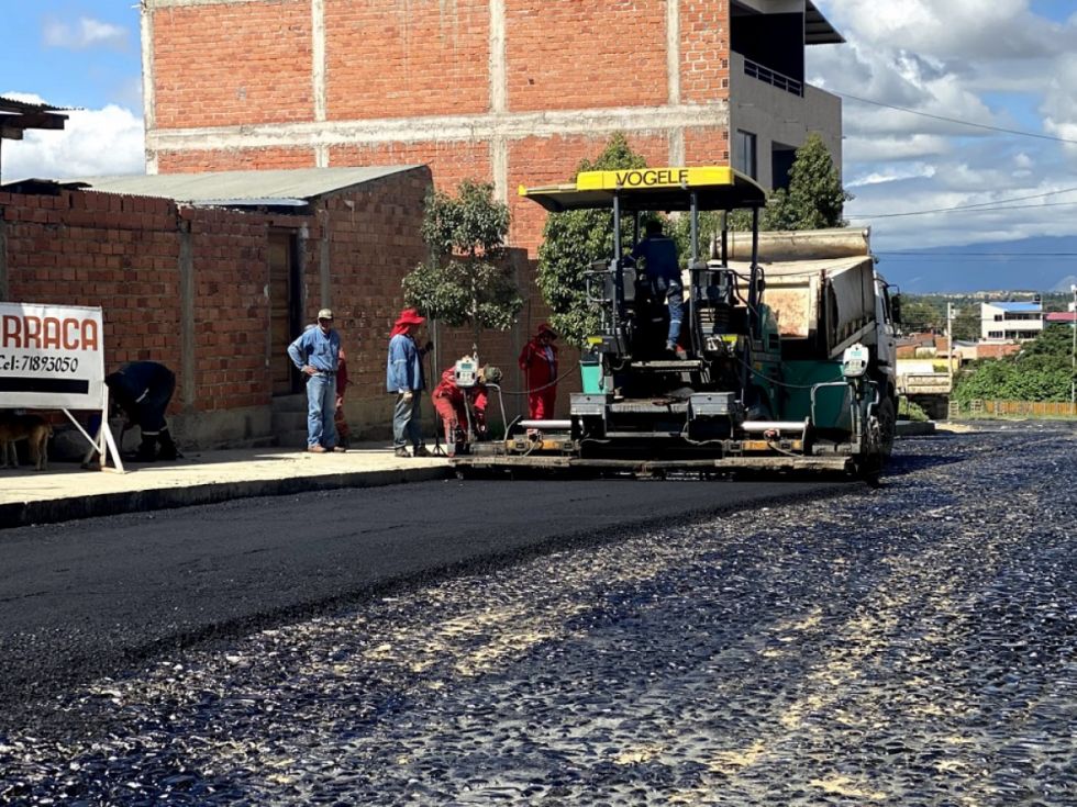 Asfaltan 3.000 m3 en el barrio Pedro Antonio Flores de Tarija 