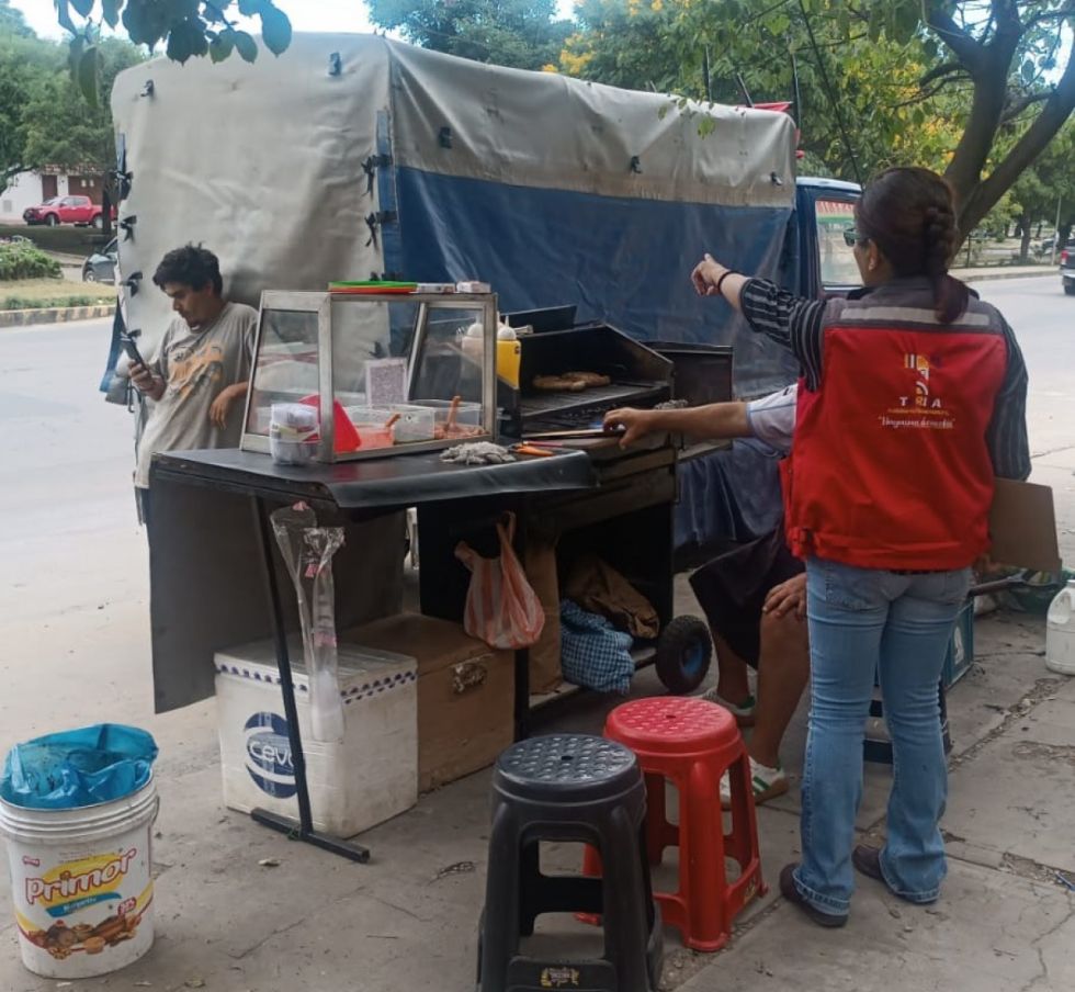 La Alcaldía ordena las aceras en el parque Bolívar 