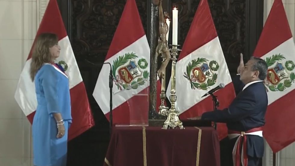 Boluarte juramenta a nuevo primer ministro de Perú
