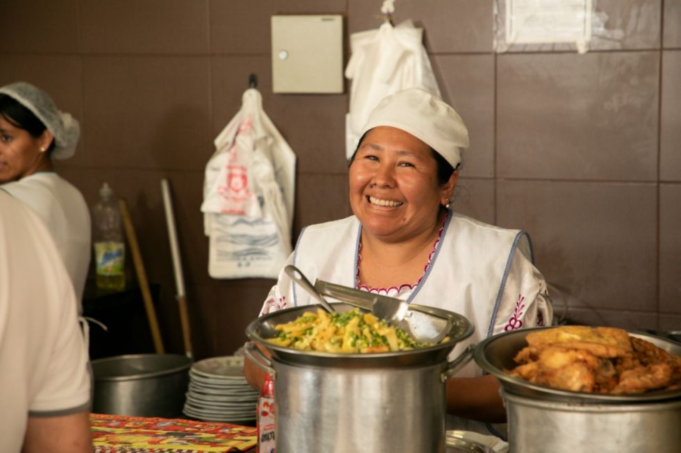 Desde su puesto de comida, Estela invita a conocer Tarija