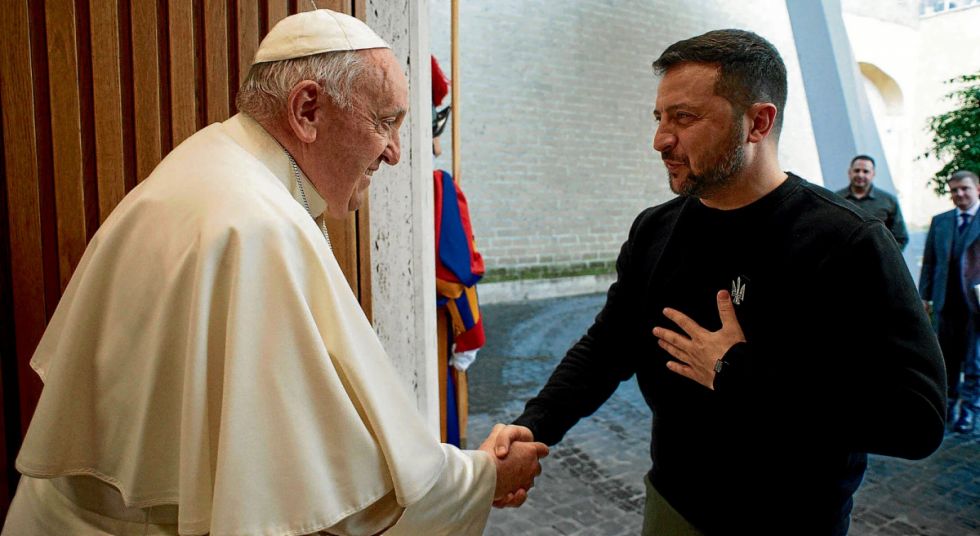 El Papa dice que Ucrania debería tener "el valor de enarbolar la bandera blanca" en las negociaciones