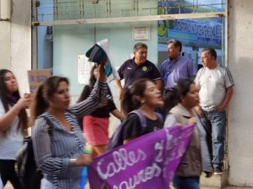 Hacer fila antes de ingresar. 