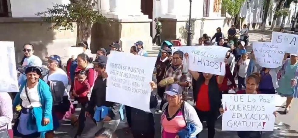 Padres marchan en Tarija por falta de profesores en la U.E. La Paz