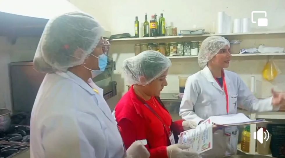 Decomisan alimentos en mal estado en locales de comida de la plazuela Sucre