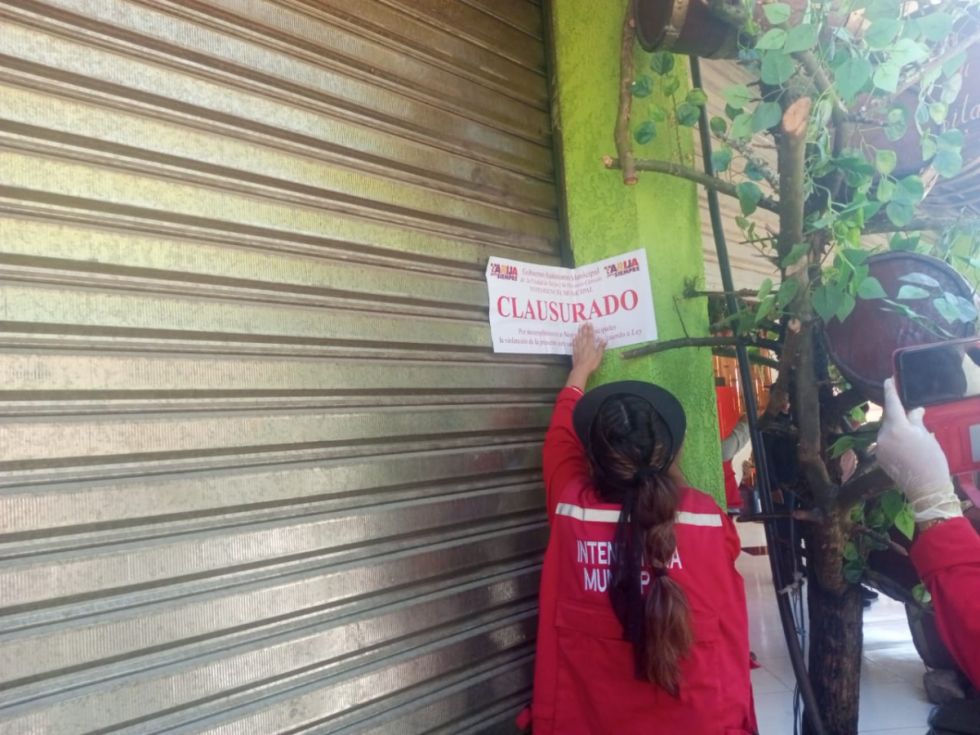 Estaba lleno de lombrices: Clausuran local de comida en San Jacinto (Video)