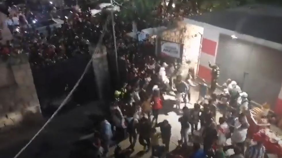 En Tomayapo-The Strongest: Momento en que exceso de público hizo que se abriera puerta de general