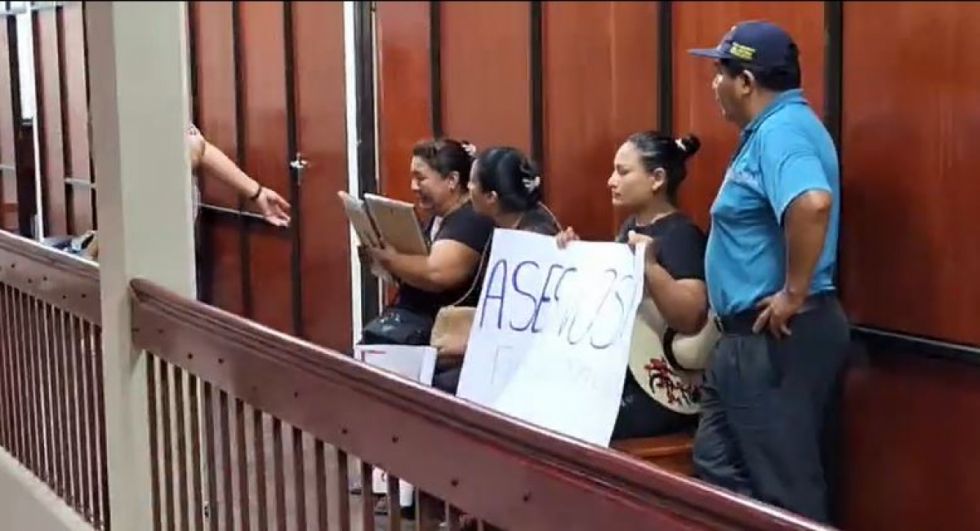 La familia aguardando el inicio de la audiencia de medidas cautelares