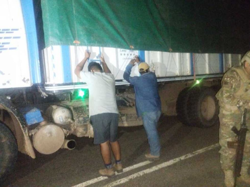 Militares decomisan dos camiones con cigarrillos de contrabando en Villa Montes