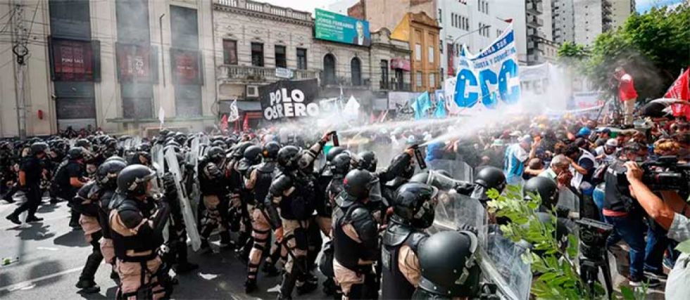 Tensión en el "piquetazo" contra el ajuste de Milei