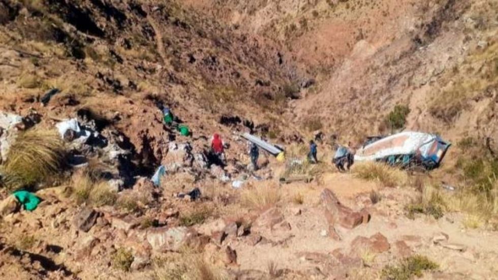 Mueren tres personas tras embarrancamiento de bus en Potosí