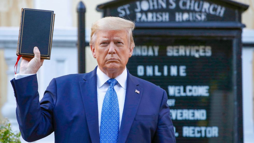 Donald Trump incursiona en la venta de Biblias