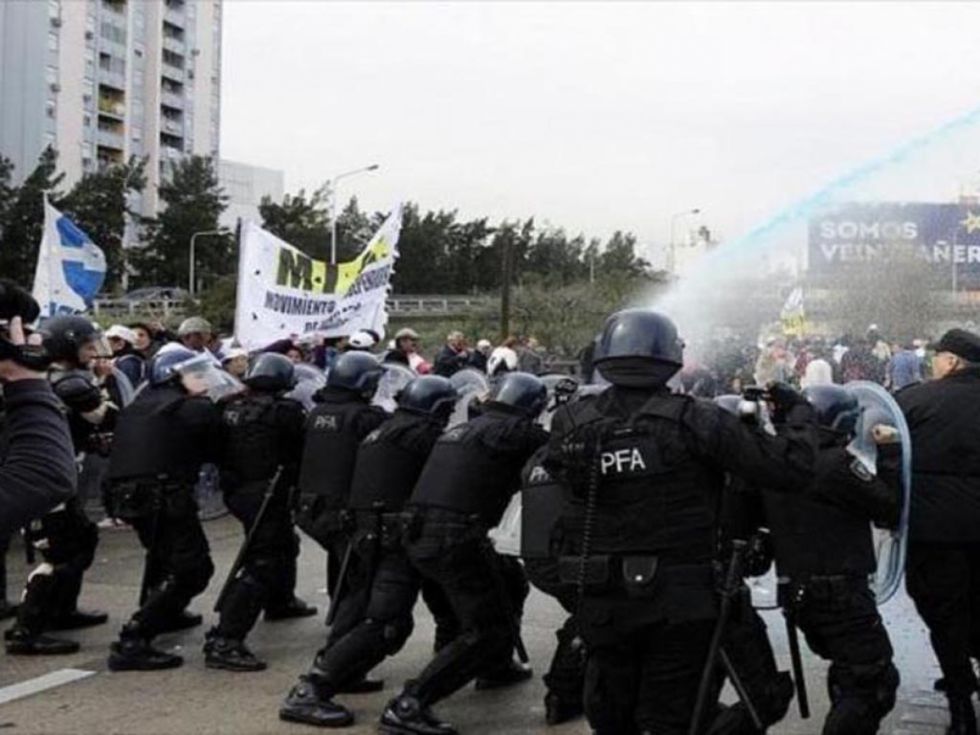 Argentina: Policía arremete contra docentes y jubilados