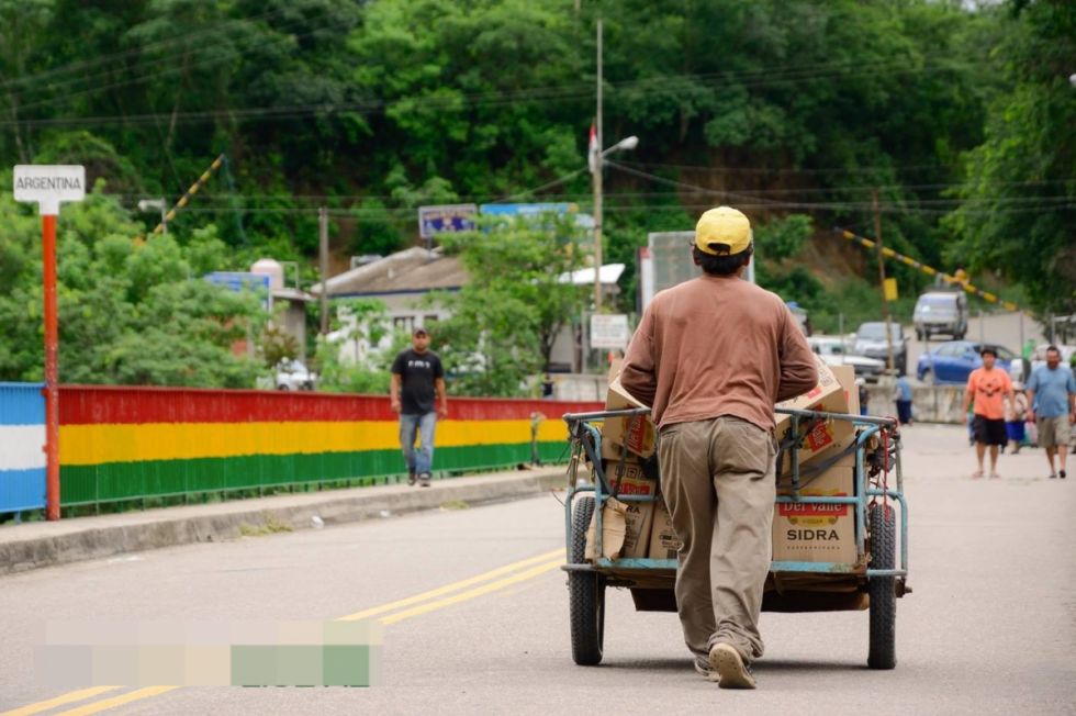 Argentinos cruzan las fronteras para llevar insumos bolivianos