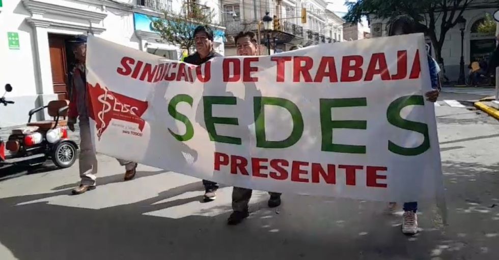 Trabajadores del Sedes Tarija protestan por incumplimiento de pago del bono refrigerio