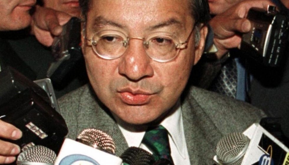 Dan 15 años de cárcel a exembajador de EEUU por espiar para Cuba 