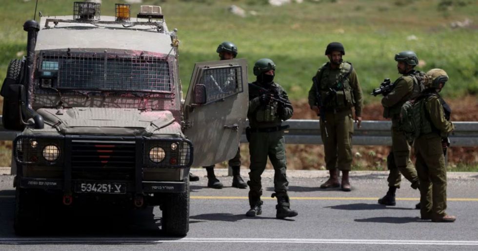 Militares israelíes vigilan los puntos de entrada y salida de las ciudades de Silvad y Turmu