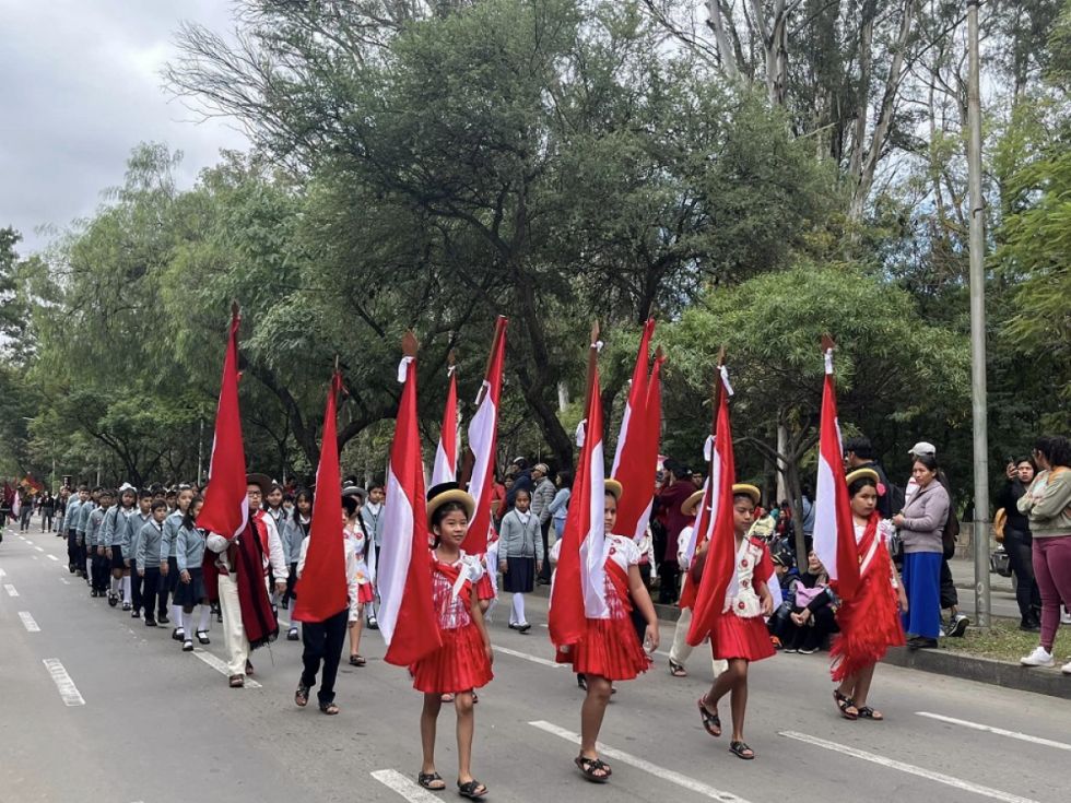 Desfiles dan inicio a los festejos por el aniversario 207 de Tarija 