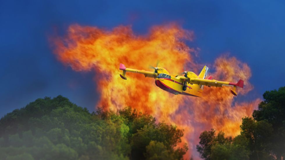 Un aeroplano sobrevuela un incendio