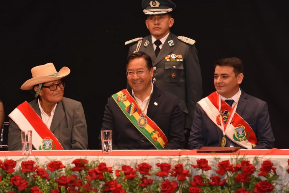 Arce sonríe