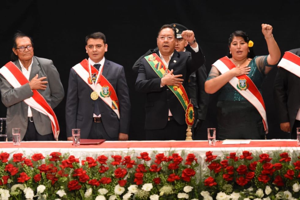 Arce ofrece industria y turismo en una Sesión de Honor sin Montes