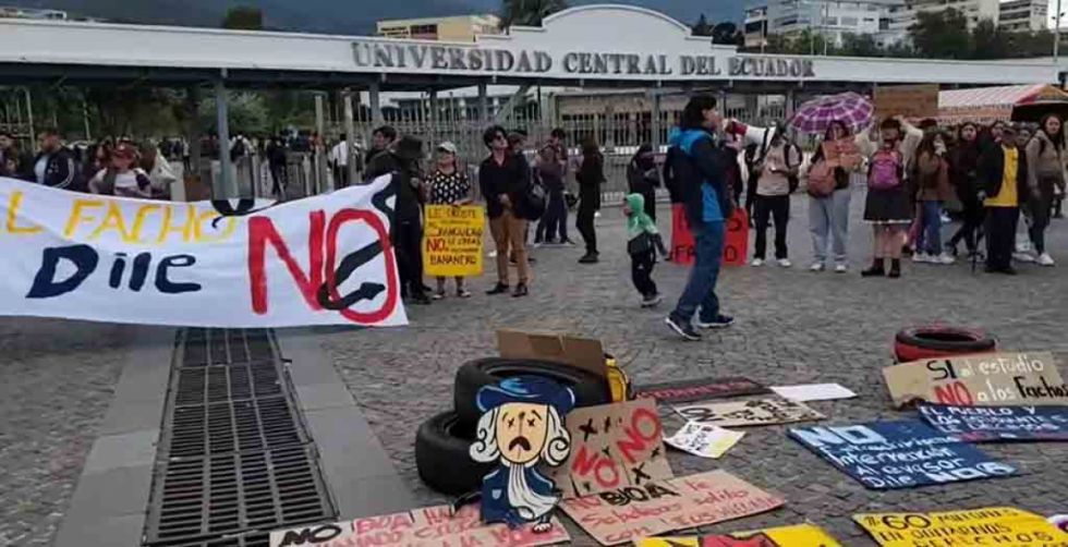En Ecuador protestan contra la consulta popular
