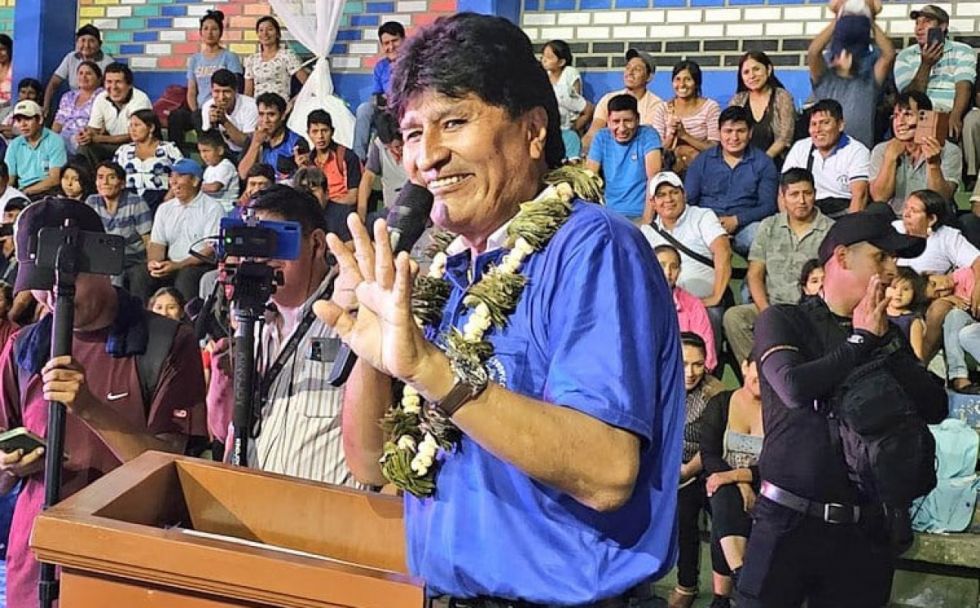 ‘Evistas’ defienden a Evo por sus vuelos privados