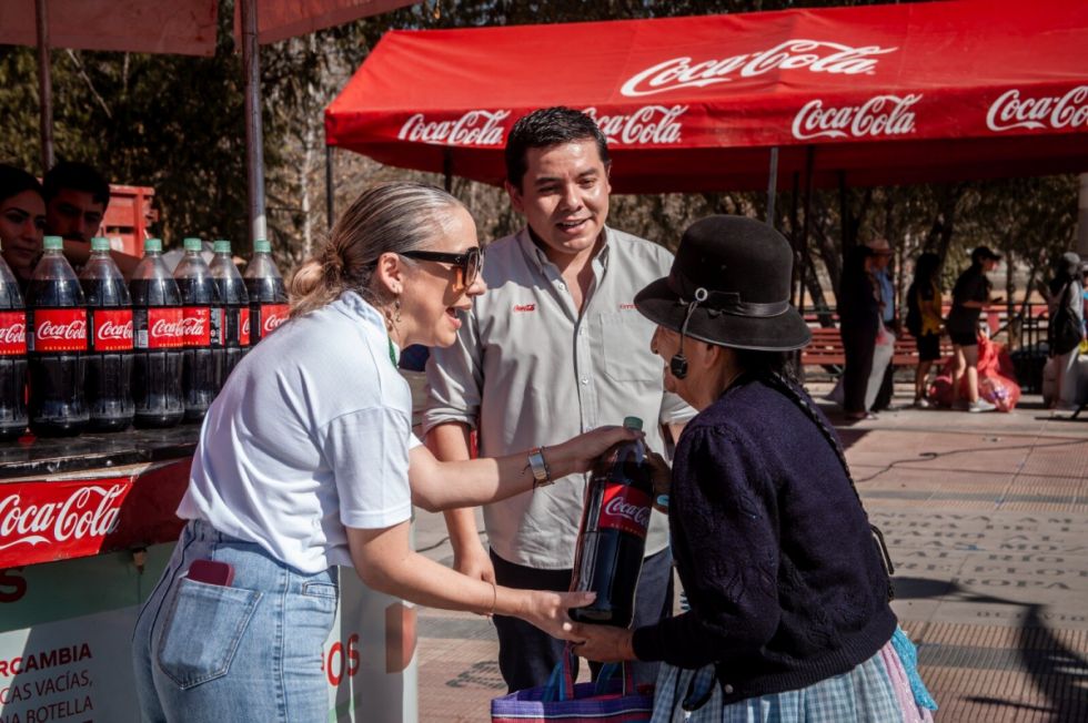Fundación Coca-Cola de Bolivia recupera 2 toneladas de botellas plásticas en acción de intercambio PET por retornables 