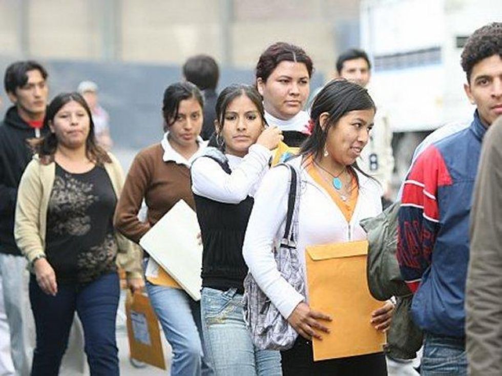 Los profesionales optan por lo informal por baja oferta laboral