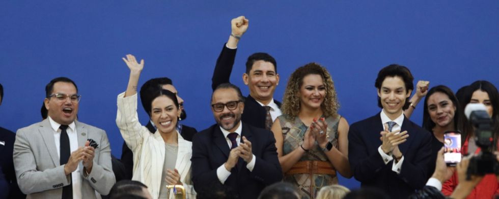 Diputados de Bukele autorizan a la Asamblea entrante a modificar la Constitución a placer