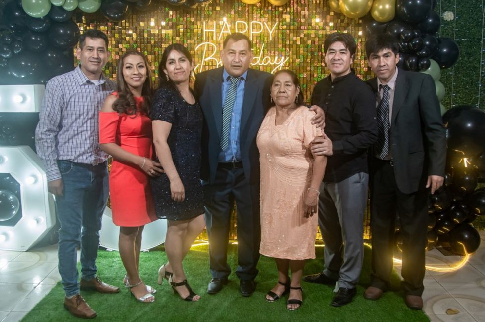 Juan Carlos junto a su madre y sus hermanos. 