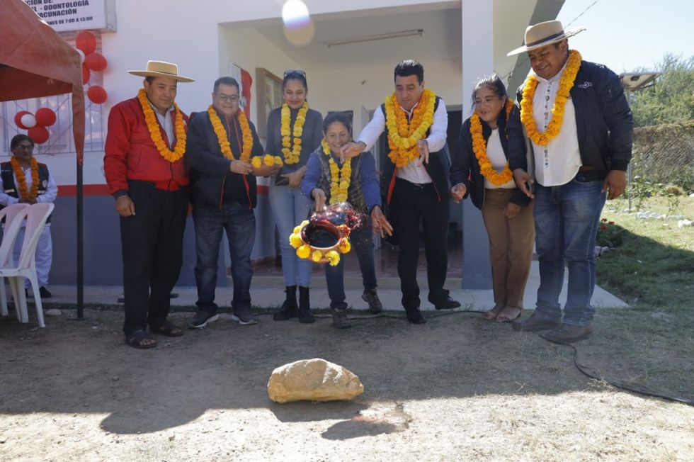 Comunarios de Junacas reciben un remodelado Centro de Salud 