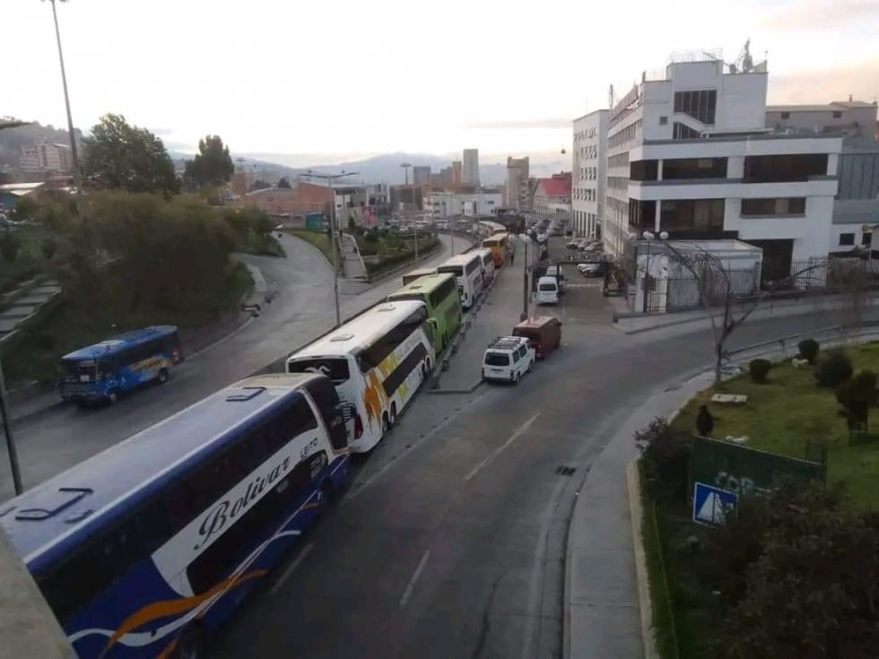 Largas filas de buses que buscan cargar combustible en La Paz generan congestión vial