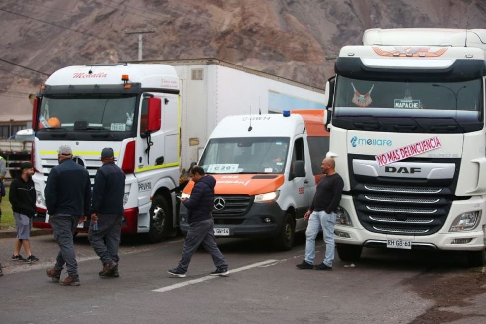 Camioneros chilenos exigen cierre de fronteras que afecta a transportistas bolivianos