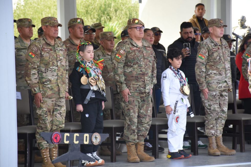 Ejército condecora a niños atletas y les entrega becas de estudio