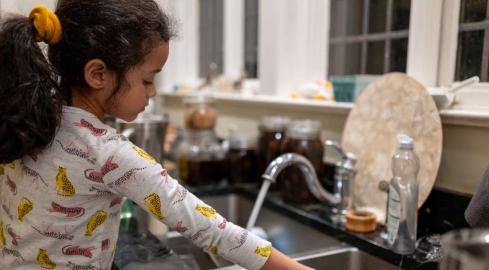 ‘Parentificación’: qué  pasa cuando un niño  asume el rol de sus padres