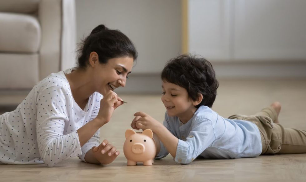 En la parentificación instrumental los niños asumen responsabilidades como las tareas domésticas: limpiar, cocinar y hacer la compra.