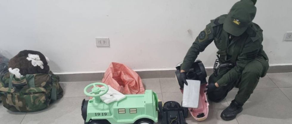 En Aguas Blancas detienen a boliviano que camufló dos kilos de cocaína en juguetes 
