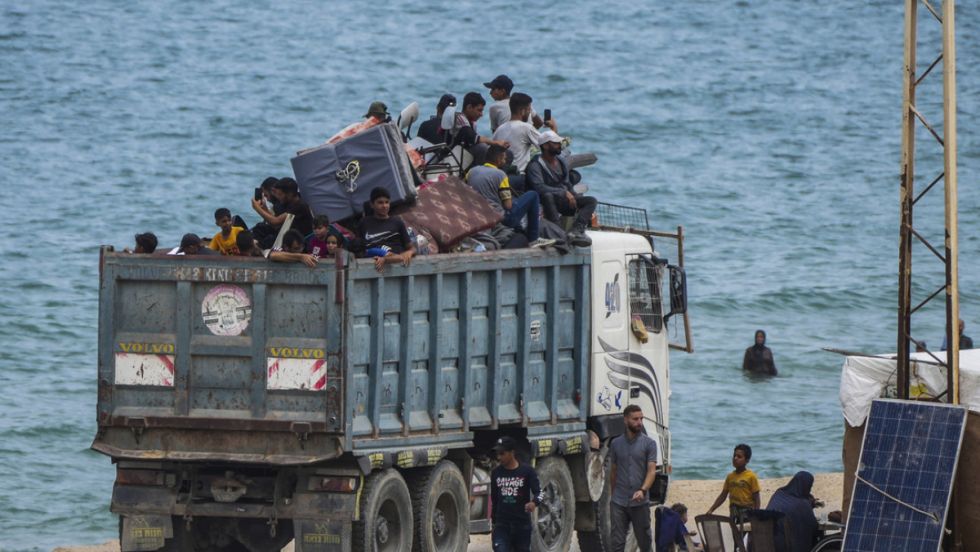 Palestinos huyen de los intensos combates en Rafah