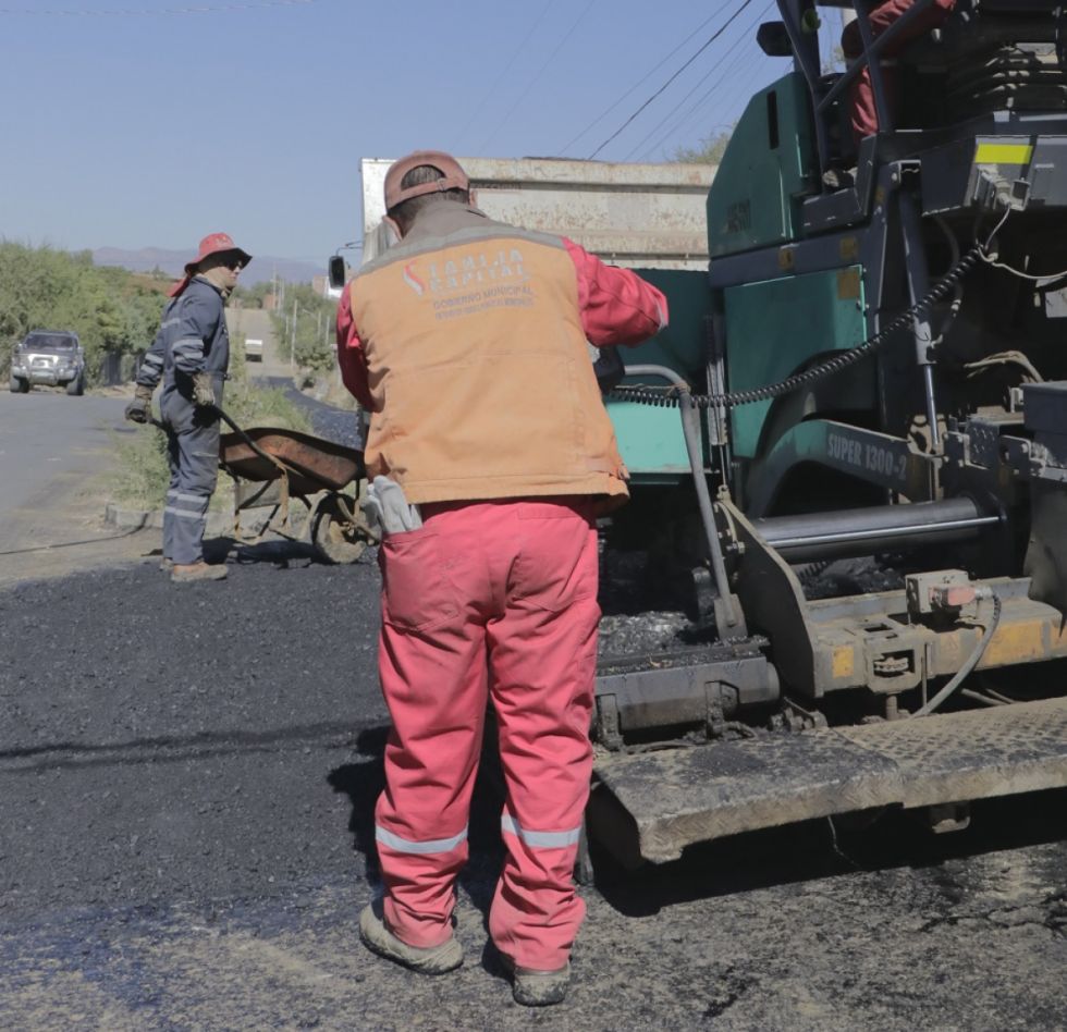 Asfaltan la avenida Los Lapachos en Alto Senac