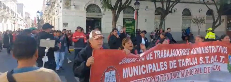 Masiva marcha de trabajadores municipales en Tarija exige atención al pliego petitorio