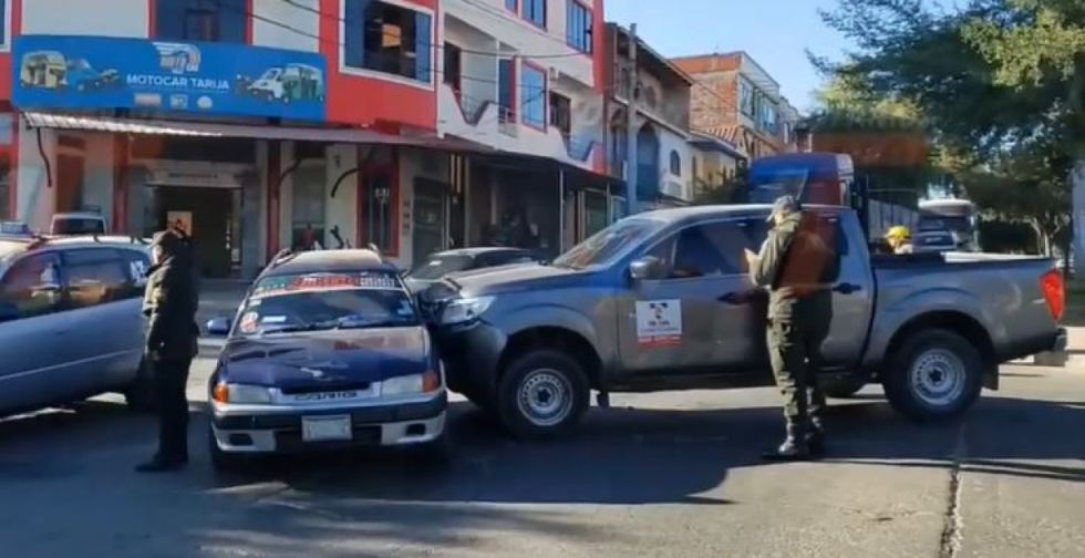 Colisiona camioneta oficial de la Alcaldía y vehículo de radio taxi en Tarija