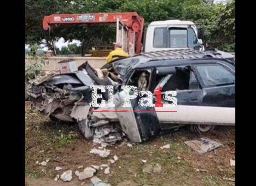 Vagoneta colisiona con un poste en Yacuiba