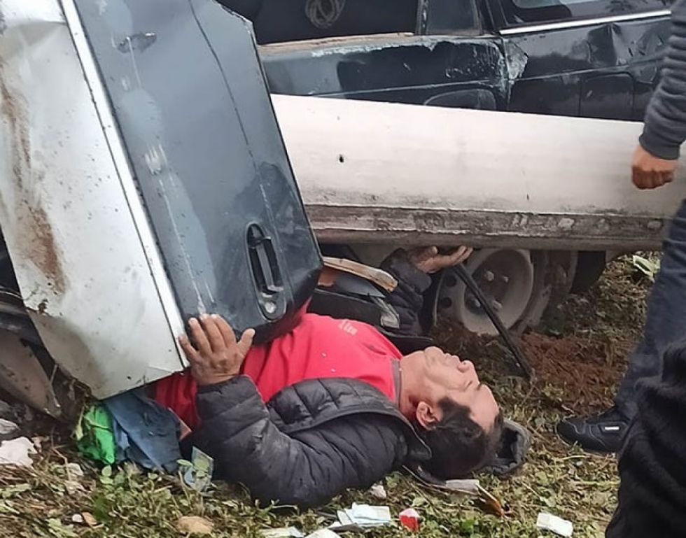 Antes de chocar, un hombre atropelló a una mujer que cargaba a su bebé 