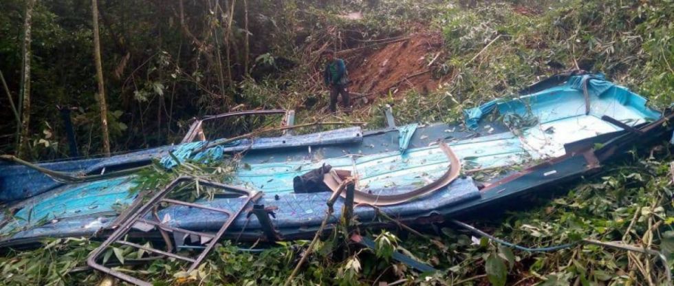 Un bus cae en un barranco del norte de La Paz y el conductor fuga sin auxiliar a pasajeros