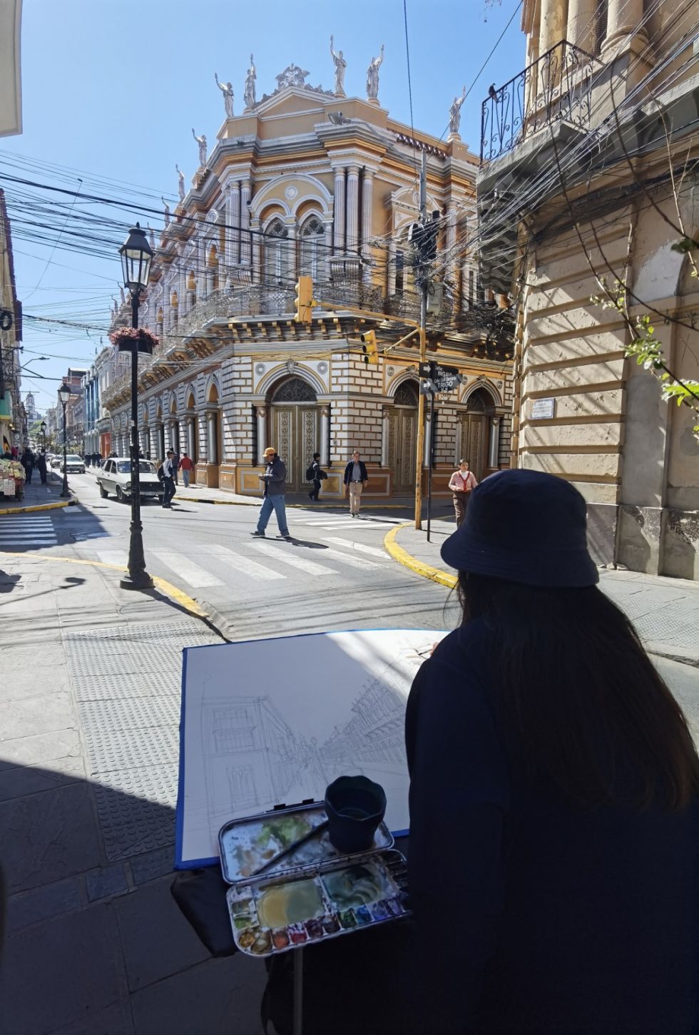 Rina Mamani, acuarelista alteña, captura la esencia de la Casa Dorada.