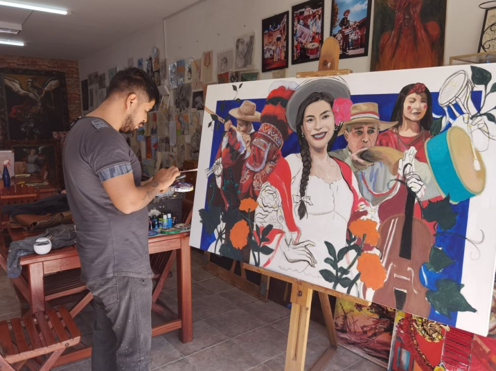 El pintor y muralista tarijeño, Fabio Terán, trabaja en su obra.